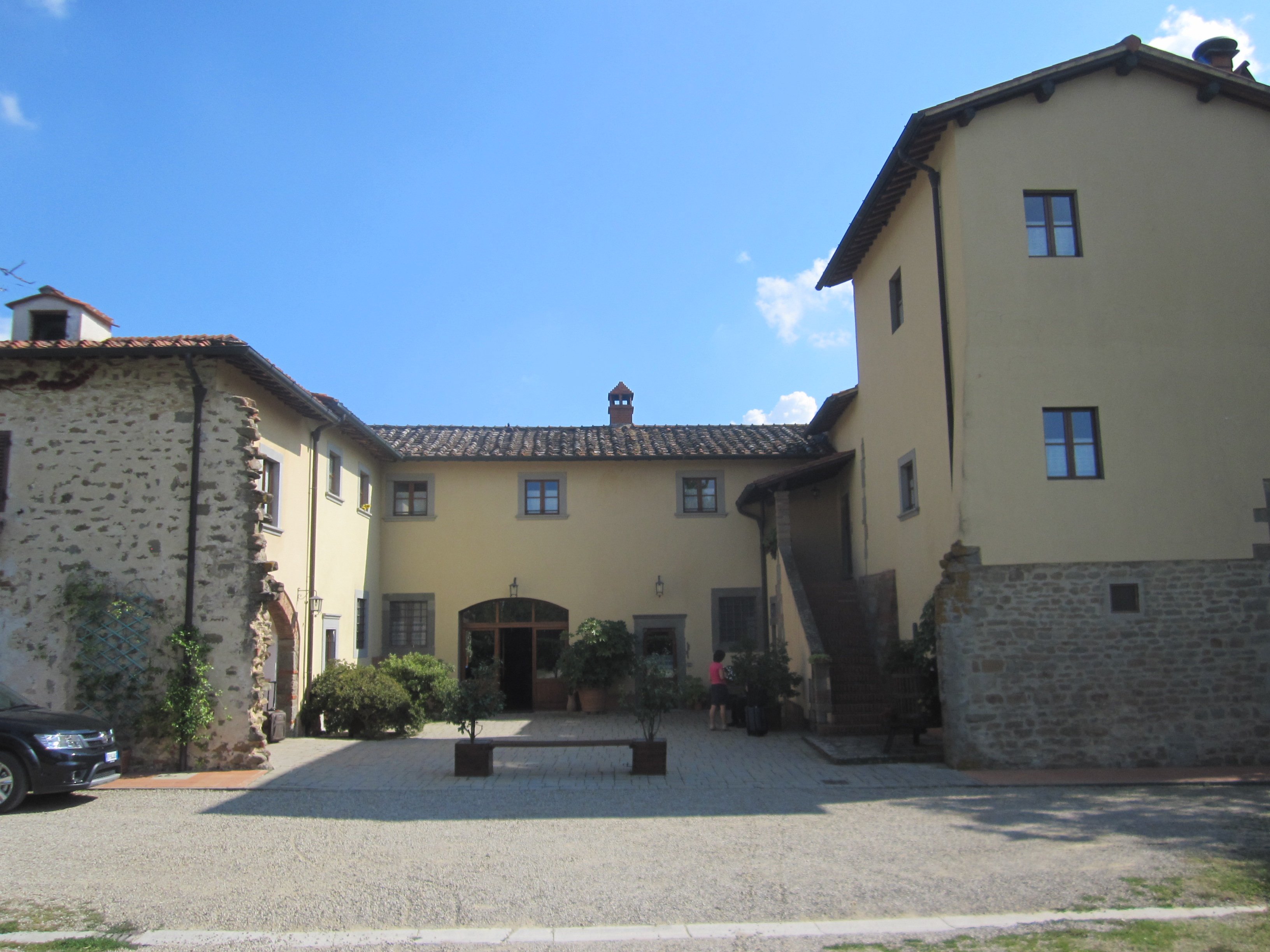 villailcrocicchiocourtyard.jpg