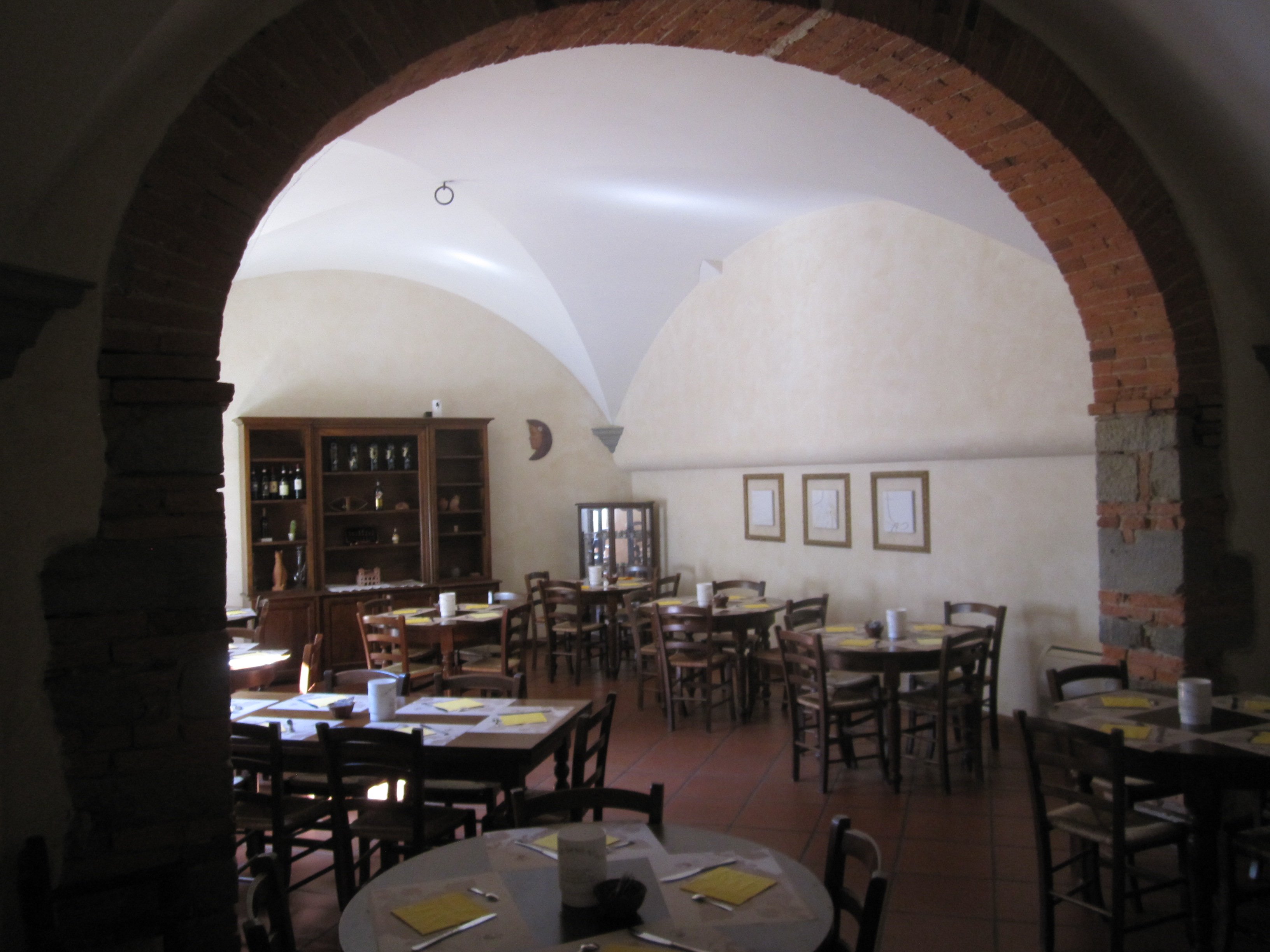 villailcrocicchiodiningroom.jpg