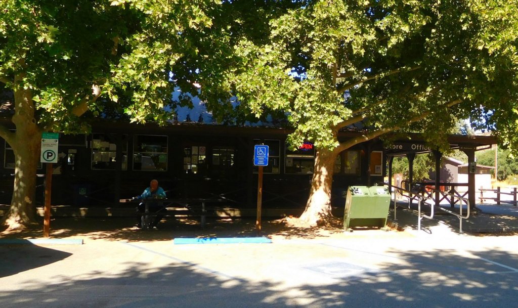 pinnaclesvisitorcenter.jpg